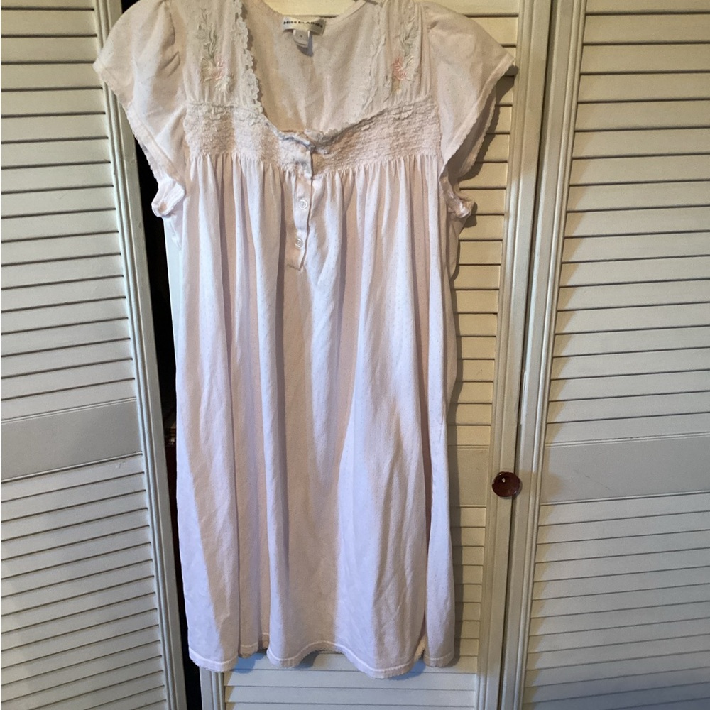Miss Elaine White Embroidered Nightgown, size Medium